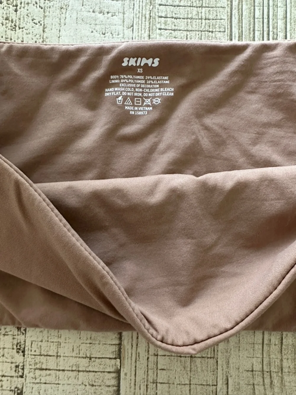 SKIMS Seamless Strapless Bandeau Top Bra in tan/nude - Picture 5 of 5